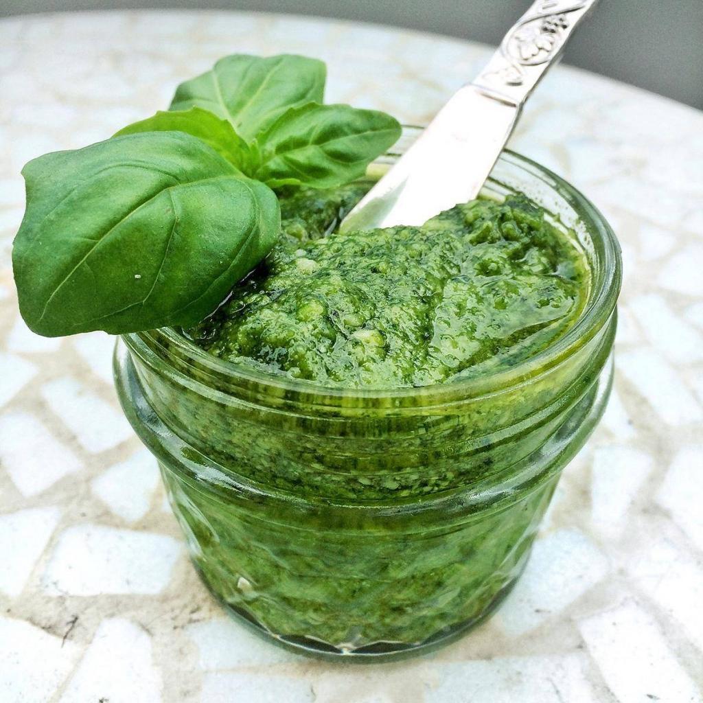 Selbstgemachtes-Basilikum-Pesto-ohne-Zucker-1024x1024.jpg