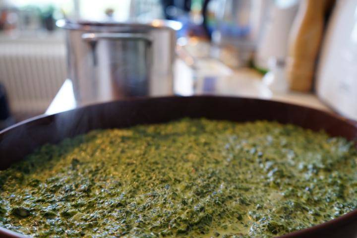Schicht für Schicht entsteht die vegitarische Lasagne mit Spinat