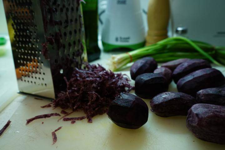 Blaue Kartoffeln schälen und ebenfalls grob raspeln