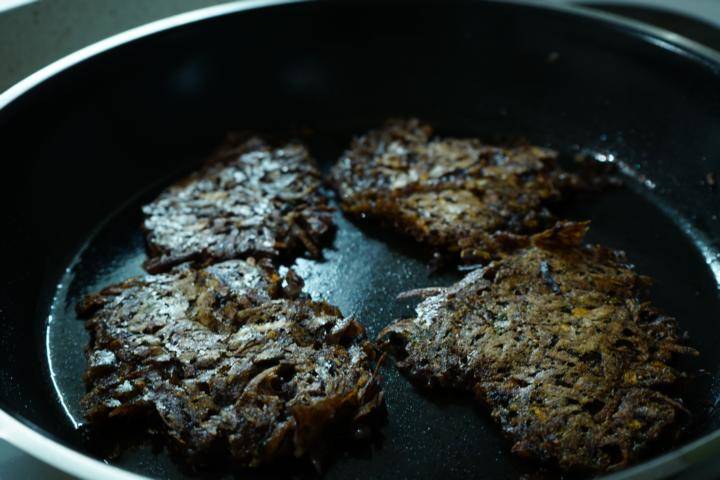 die blauen Kartoffelpuffer gut von beiden Seiten anbraten
