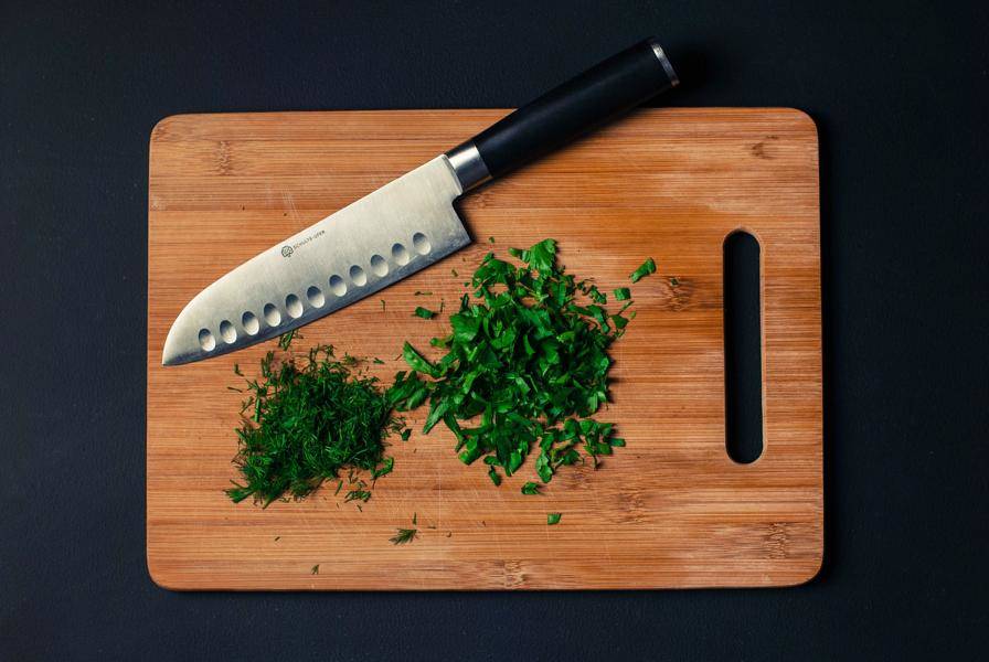 Neben Rucola geben auch frische Kräuter der Kräutersuppe ihren Geschmack