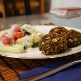 Linsen-Spinat Bällchen mit Zucchini-Minz-Salat